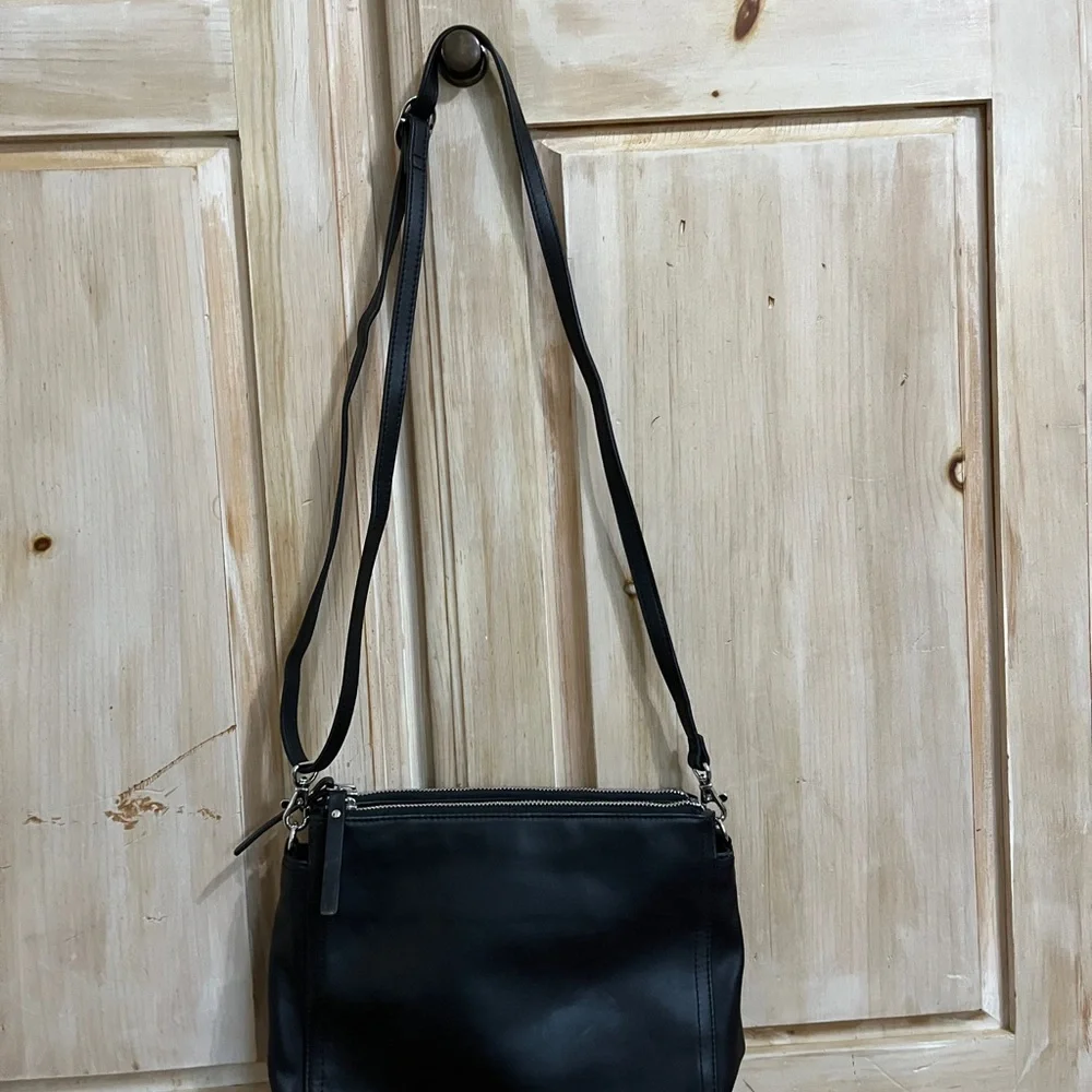 Lo & Sons Black Pearl Crossbody Bag - Picture 3 of 5